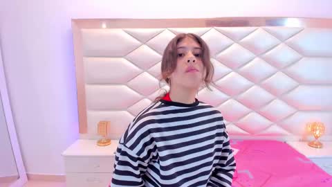 Snapshot of miaqueen021 chatting on 02/28/25, 12:20 Sweetie Mia online show from 02/28/25, 12:20