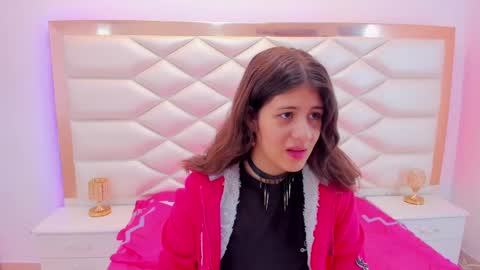 Snapshot of miaqueen021 chatting on 03/07/25, 12:23 Sweetie Mia online show from 03/07/25, 12:23