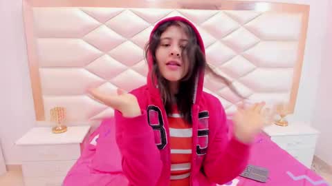 Snapshot of miaqueen021 chatting on 03/12/25, 12:26 Sweetie Mia online show from 03/12/25, 12:26