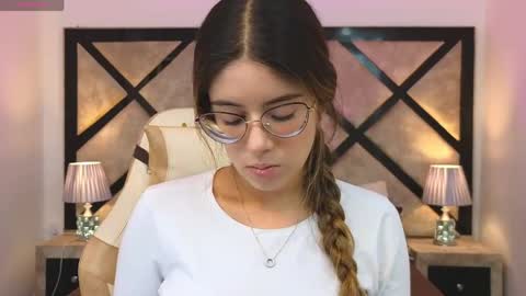 Mia online show from 05/06/26, 07:19