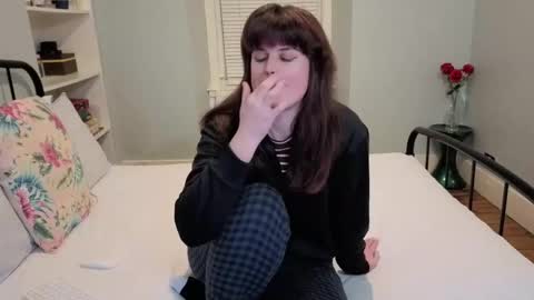 Mia  online show from 02/25/26, 09:57