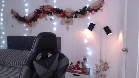 Snapshot of miawilson_1 chatting on 12/23/24, 11:04 Mia Wilson online show from 12/23/24, 11:04