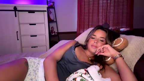 Snapshot of miaxxox chatting on 11/26/25, 09:27 Mia online show from 11/26/25, 09:27