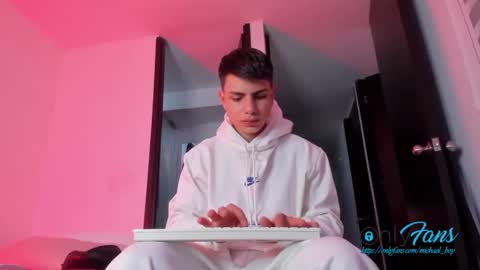 Snapshot of michael_boy88_ chatting on 10/31/25, 08:21 Michael Boy online show from 10/31/25, 08:21