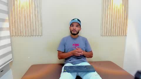Snapshot of michaell_shaww chatting on 07/08/26, 03:27 MICHELL online show from 07/08/26, 03:27