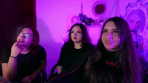 Snapshot of michell_h chatting on 04/20/26, 04:15 Nani online show from 04/20/26, 04:15