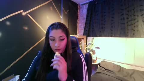 Snapshot of michell_h chatting on 05/22/26, 04:19 Nani online show from 05/22/26, 04:19