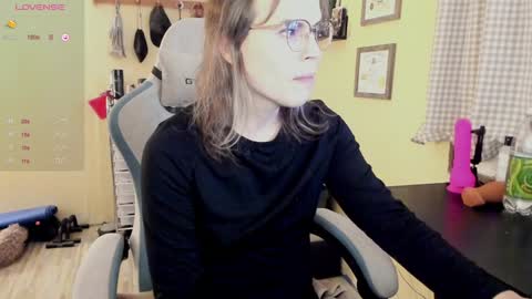 Snapshot of michellereid chatting on 12/15/24, 12:51 MichelleReid online show from 12/15/24, 12:51