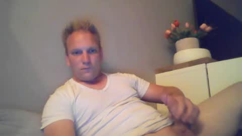 Snapshot of mickkxl chatting on 07/22/26, 10:01 mickkxl online show from 07/22/26, 10:01