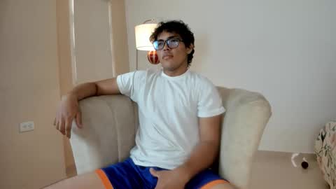 Snapshot of micky_luxe chatting on 12/17/25, 06:36 micky_luxe online show from 12/17/25, 06:36