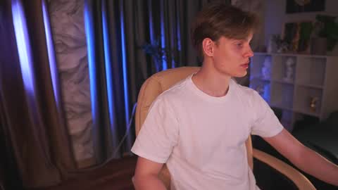 Snapshot of midnight_tease_ chatting on 04/09/26, 04:45 Daniel online show from 04/09/26, 04:45