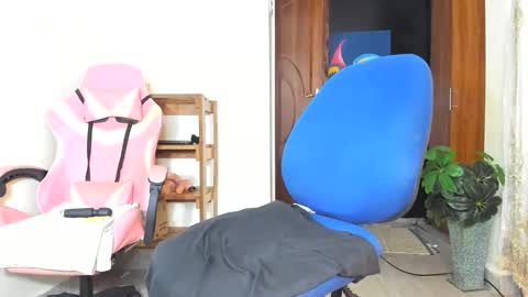 Snapshot of midnightrider00 chatting on 12/17/25, 09:26 lydia follow me on ig at shortgirl 406 online show from 12/17/25, 09:26