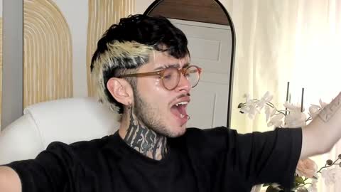 Snapshot of mihailleroy chatting on 01/09/25, 01:50 MIHAIL LEROY finally independent model online show from 01/09/25, 01:50