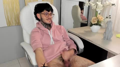 Snapshot of mihailleroy chatting on 01/28/25, 01:18 MIHAIL LEROY finally independent model online show from 01/28/25, 01:18