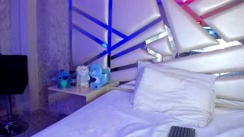 Snapshot of miia02 chatting on 11/01/25, 04:25 MIA 3 online show from 11/01/25, 04:25