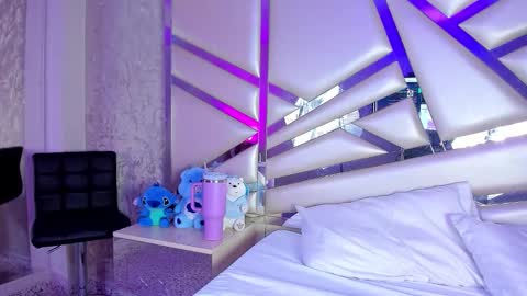 Snapshot of miia02 chatting on 11/11/25, 06:02 MIA 3 online show from 11/11/25, 06:02