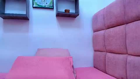 Mia  online show from 09/21/25, 11:56