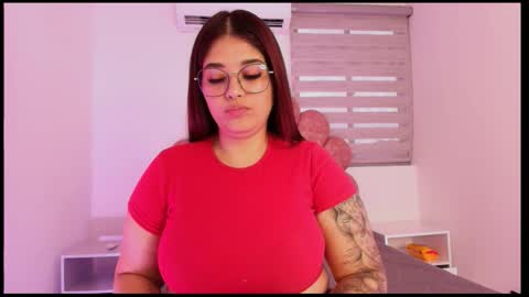 Mia  online show from 11/05/25, 12:16