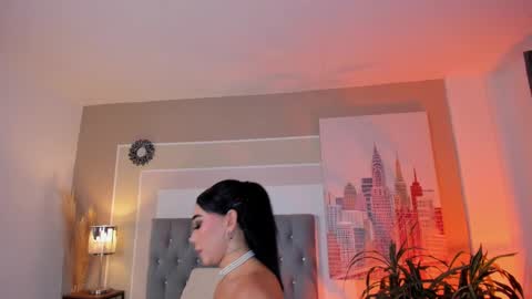 Snapshot of miia_smiith02 chatting on 12/15/24, 12:28 luisa online show from 12/15/24, 12:28