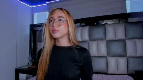 Mia online show from 05/12/26, 01:08