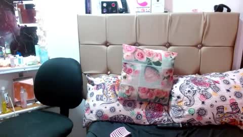 Snapshot of miia_spencer_ chatting on 02/12/25, 08:18 miia online show from 02/12/25, 08:18