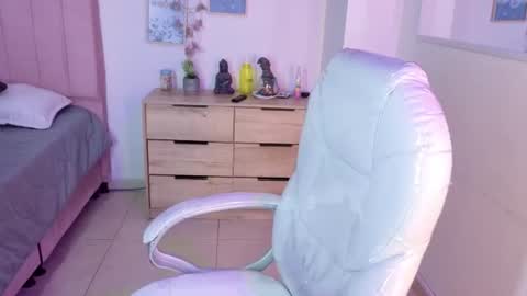 Snapshot of miia_thompson_1 chatting on 06/20/26, 10:34 M I I A online show from 06/20/26, 10:34