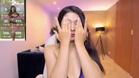 Mia online show from 11/11/25, 11:10