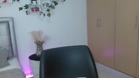 miiaa_k online show from 05/05/26, 08:55