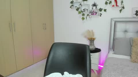 miiaa_k online show from 06/19/26, 11:25