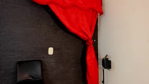 Snapshot of miiaah_kaliffa chatting on 10/02/25, 08:21  MELANIE  online show from 10/02/25, 08:21