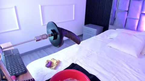 Mia Monroe online show from 11/12/25, 08:15