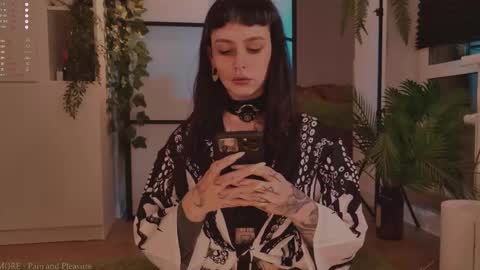 mika_moon_ online show from 11/08/25, 05:23