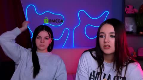 Snapshot of mikameovv chatting on 11/19/25, 11:32 Mika online show from 11/19/25, 11:32