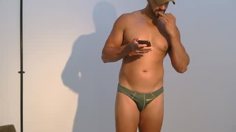Snapshot of mike4fun99 chatting on 05/17/26, 01:58 mike online show from 05/17/26, 01:58