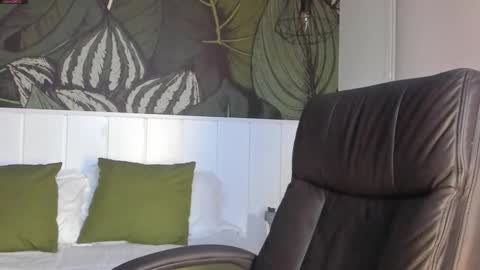 Snapshot of mike_montoya chatting on 10/22/25, 06:02 Mike Montoya online show from 10/22/25, 06:02