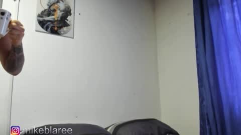 Snapshot of mikeblaree chatting on 10/31/25, 03:13 mikeblaree online show from 10/31/25, 03:13