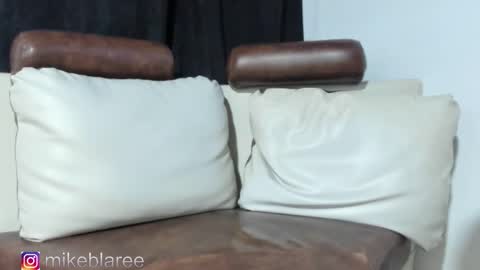 Snapshot of mikeblaree chatting on 11/11/25, 04:12 mikeblaree online show from 11/11/25, 04:12