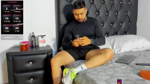 Snapshot of mikeblaree chatting on 02/21/26, 08:32 mikeblaree online show from 02/21/26, 08:32