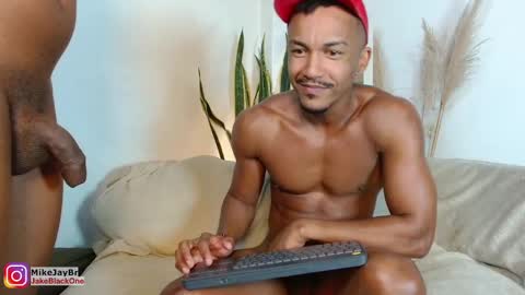 Snapshot of mikejaybr chatting on 12/04/24, 04:43 Mike Jay online show from 12/04/24, 04:43