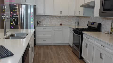 Snapshot of mikmagik chatting on 12/10/24, 04:17 Mikaylah online show from 12/10/24, 04:17