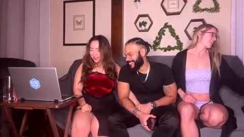 Snapshot of miko_moon chatting on 12/28/24, 05:02 Miko Moon online show from 12/28/24, 05:02