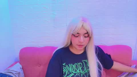   miku katsuragi  online show from 11/21/25, 10:52