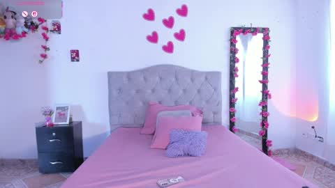 Snapshot of mila_1wood chatting on 09/19/25, 01:01 mila_1wood online show from 09/19/25, 01:01