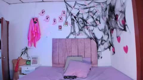 Snapshot of mila_1wood chatting on 10/20/25, 02:17 mila_1wood online show from 10/20/25, 02:17