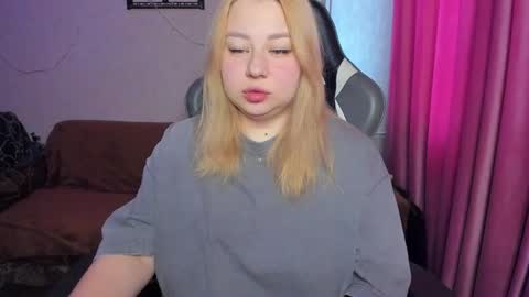 Snapshot of mila_foxxxy chatting on 11/12/25, 08:59 Mila shy sensual person online show from 11/12/25, 08:59