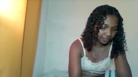 mila_lunah online show from 04/05/26, 07:49