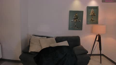 Mila online show from 09/29/25, 12:16