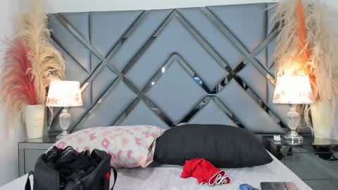 milan_lewiss online show from 11/18/25, 12:31