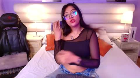 Snapshot of milan_sweetie chatting on 04/11/26, 10:25 milan_sweetie online show from 04/11/26, 10:25
