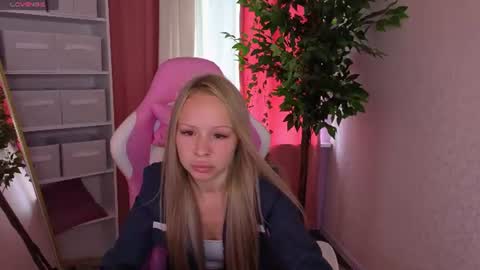 Snapshot of milana_r0se chatting on 07/18/26, 09:02 Milana online show from 07/18/26, 09:02